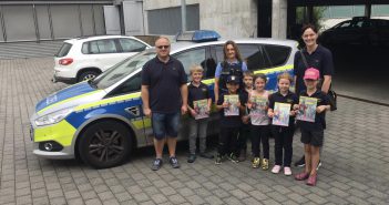 Kinderfeuerwehr zur Besuch bei der Polizei