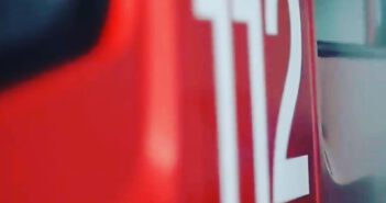H 1 Y: Bew. Person hinter Badtür, Offheim
