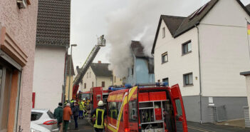 F 2 Y: Wohnhausbrand mit 5 Verletzten, Kirchstraße, Ahlbach